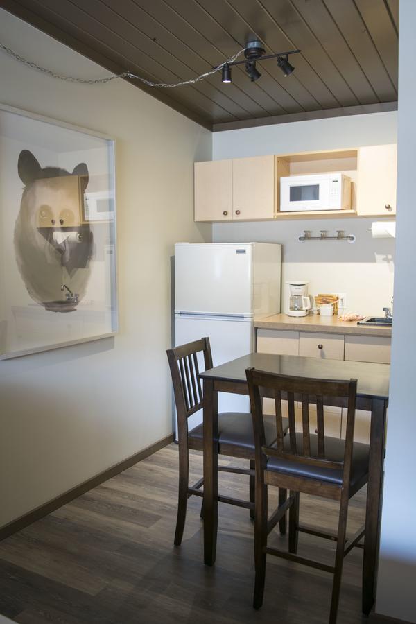 Yamnuska Suites 坎莫尔 外观 照片