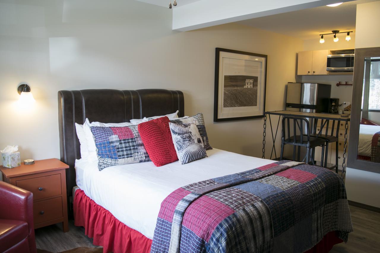 Yamnuska Suites 坎莫尔 外观 照片
