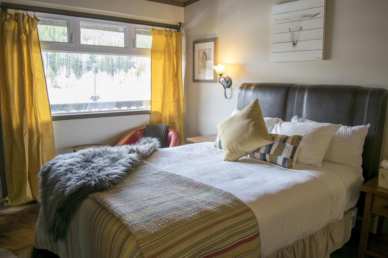 Yamnuska Suites 坎莫尔 外观 照片
