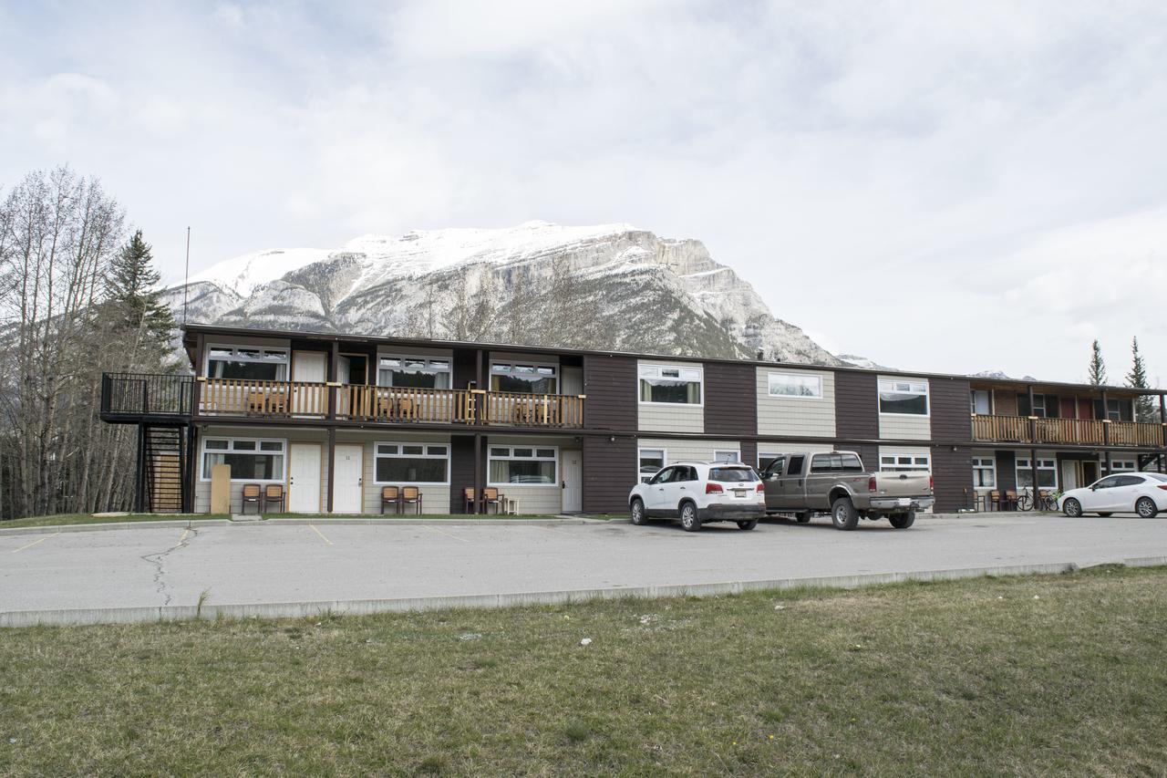 Yamnuska Suites 坎莫尔 外观 照片