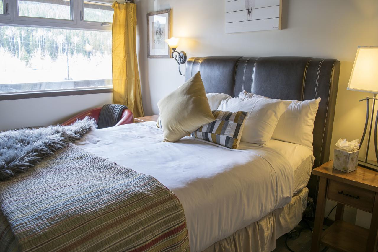 Yamnuska Suites 坎莫尔 外观 照片